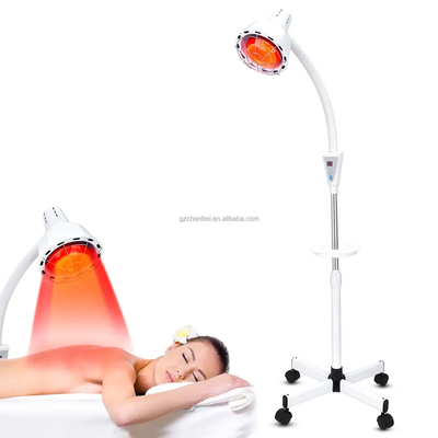 Allevii i dolori muscolo/di dolori articolari vicino alla lampada di calore stante infrarossa rossa della lampada di calore